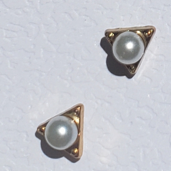 Jewelry - Dainty gold tone pearl earrings